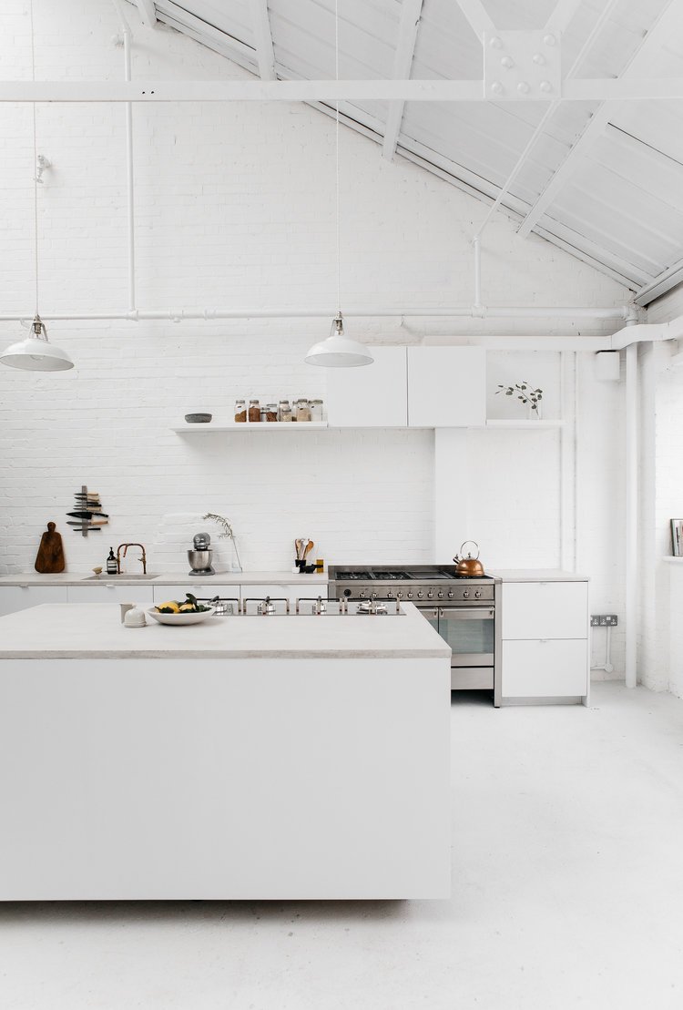 Zo creëer je een stoere toon in een witte keuken | HomeDeco.nl