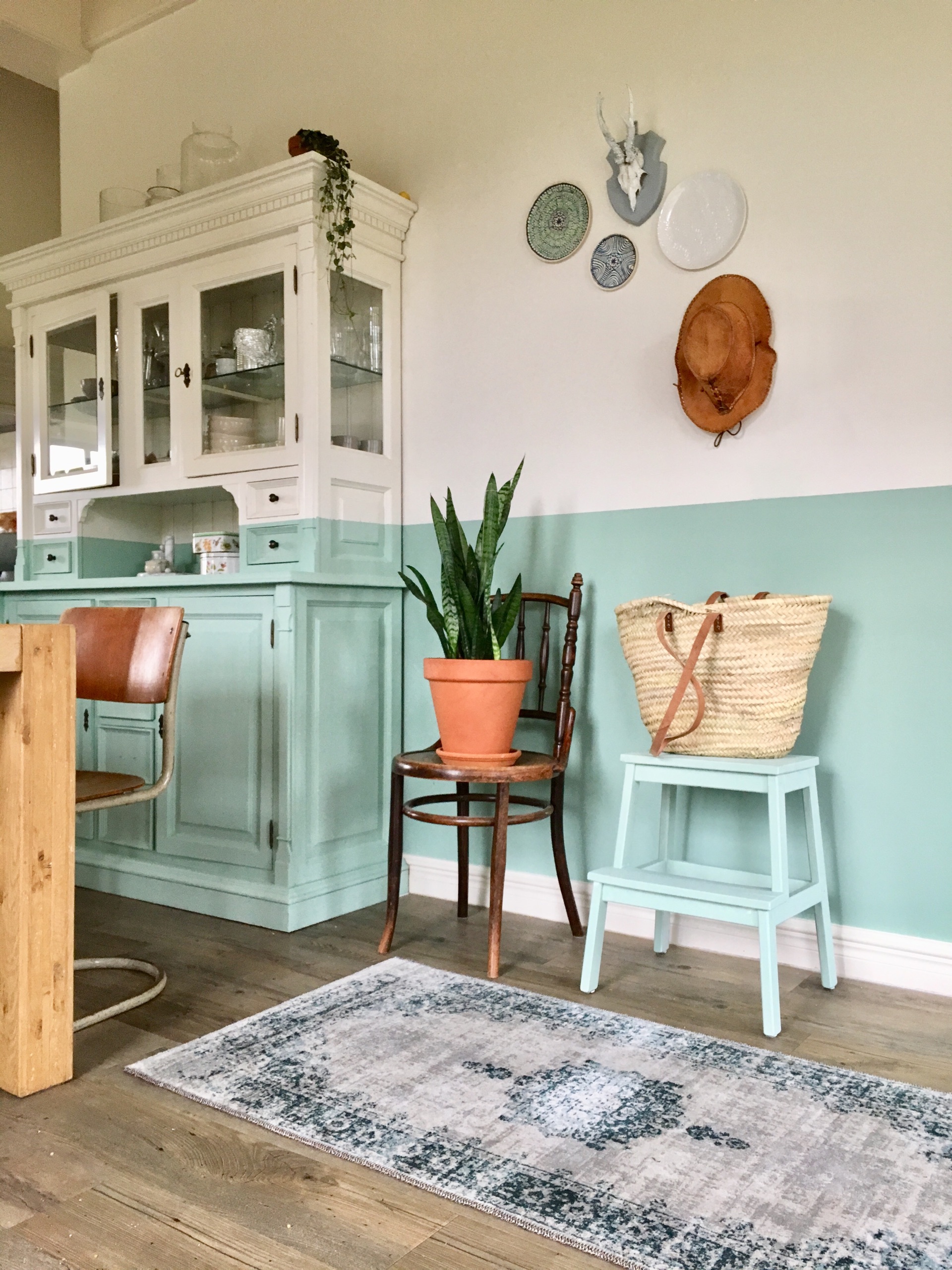 Kamer met turquoise lambrisering over kast