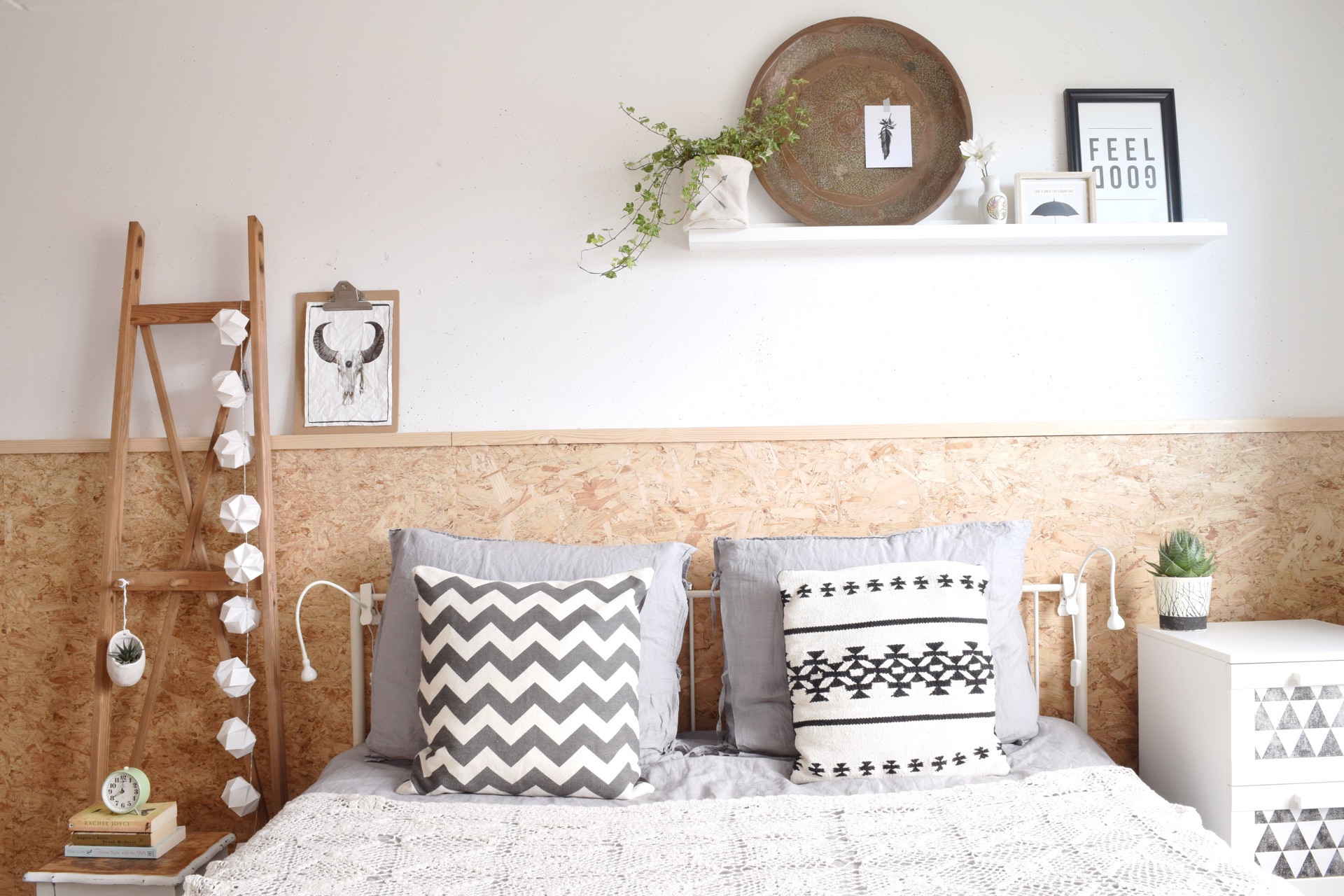 slaapkamer met houten lambrisering