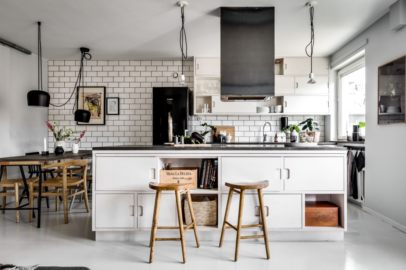 Binnenkijken bij: een interieur met veel wit, grijs en hout alles ... Grijs met wit interieur