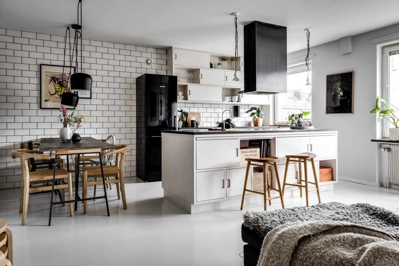 Binnenkijken bij: een interieur met veel wit, grijs en hout alles ... Grijs met wit interieur