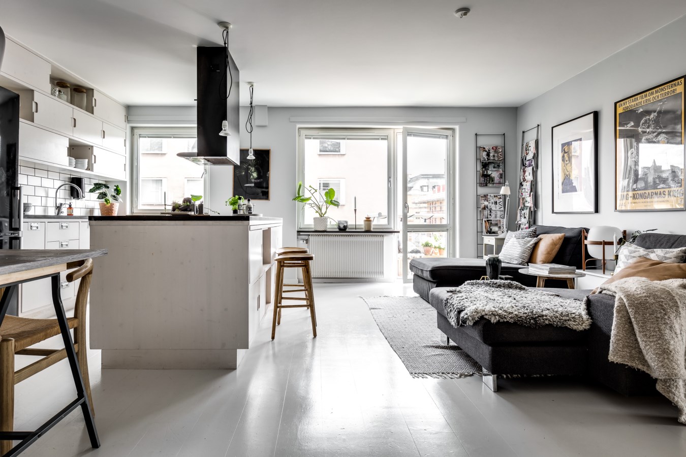 Binnenkijken bij: een interieur met veel wit, grijs en hout alles ... Grijs met wit interieur