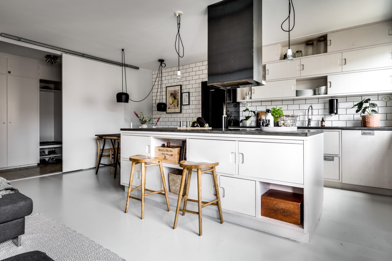 Binnenkijken bij: een interieur met veel wit, grijs en hout alles ... Grijs met wit interieur