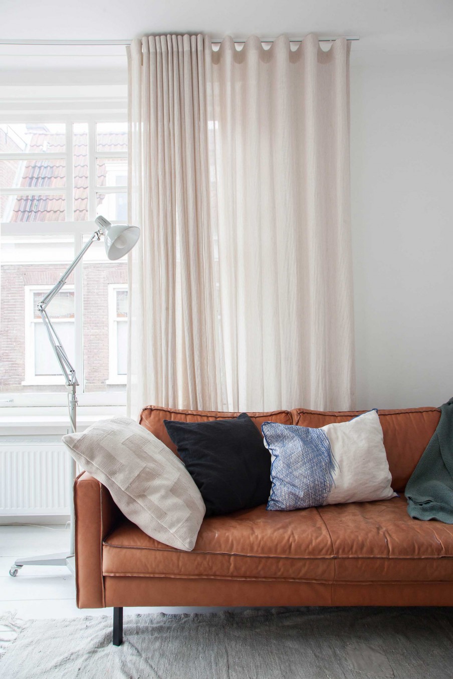 Shop the look: cognackleurige bank in een wit interieur alles om ...