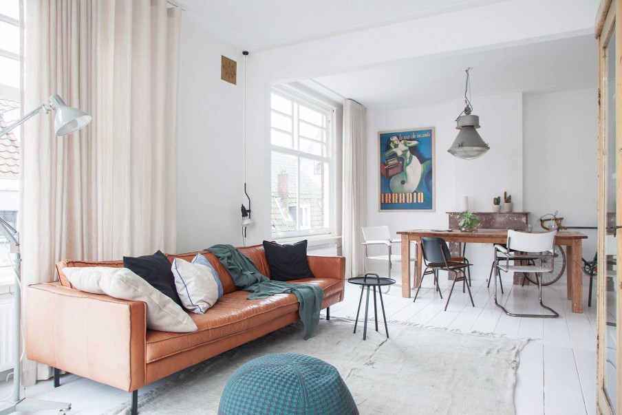 Shop the look: cognackleurige bank in een wit interieur alles om ... Woonkamer banken cognac