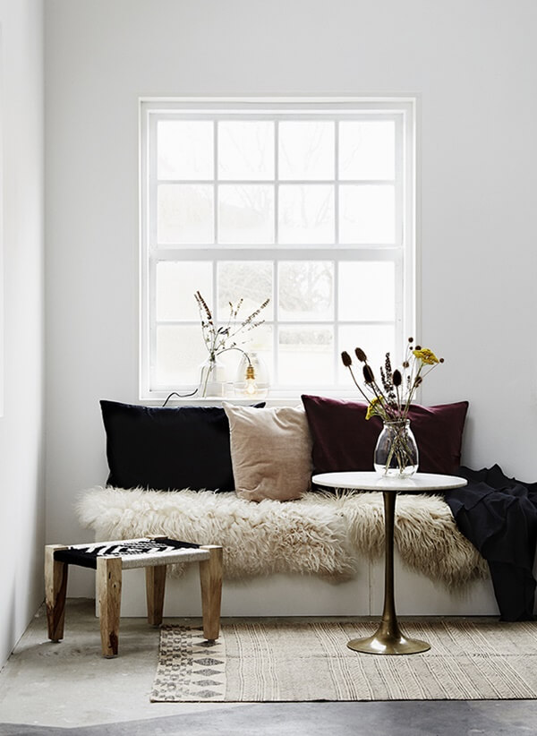 Zo combineer je een strakke gietvloer met een knus interieur ... Gietvloer vloerkleed woonkamer