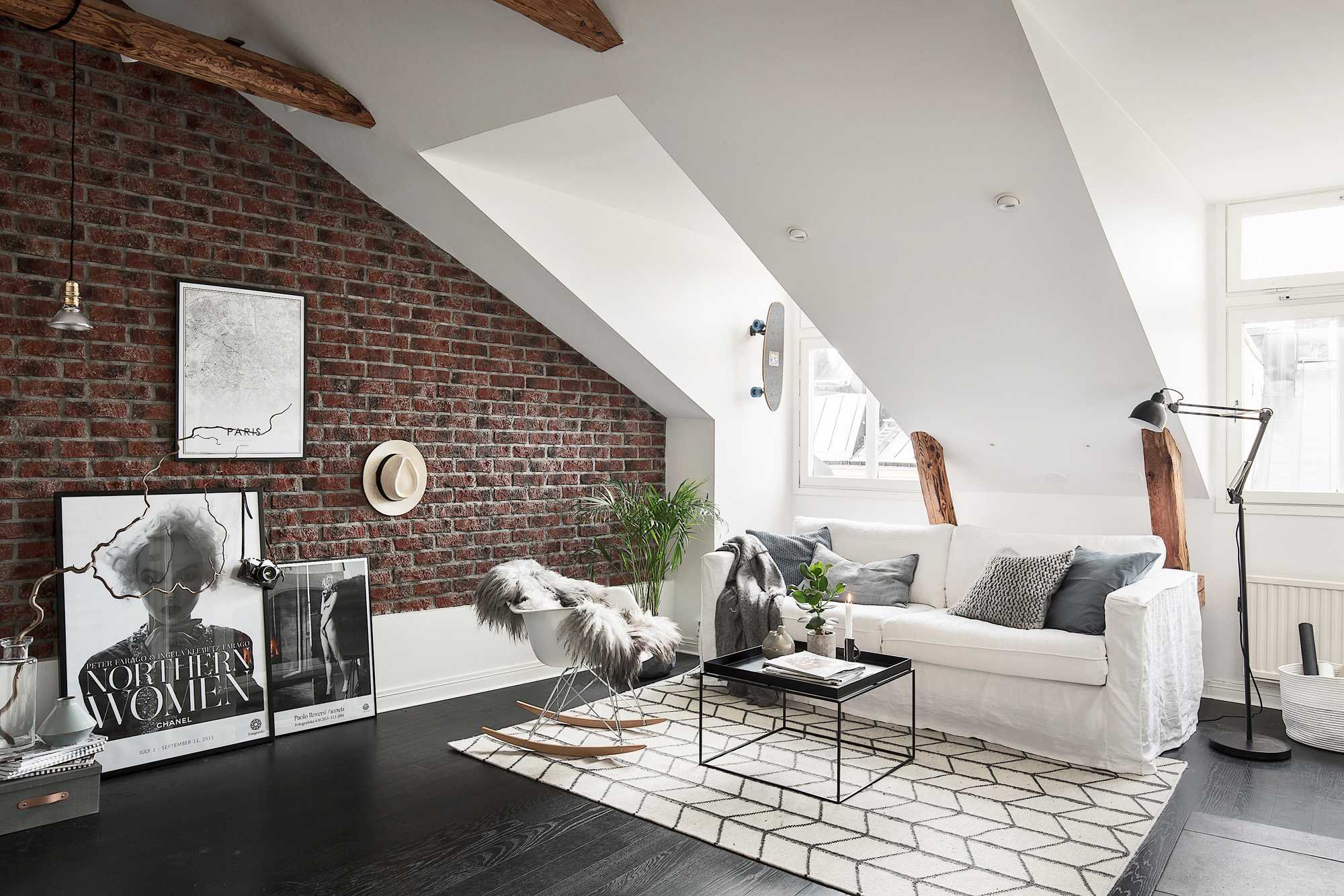 Binnenkijken in een appartement met bakstenen muur alles om van ... Stenen muur woonkamer zwart