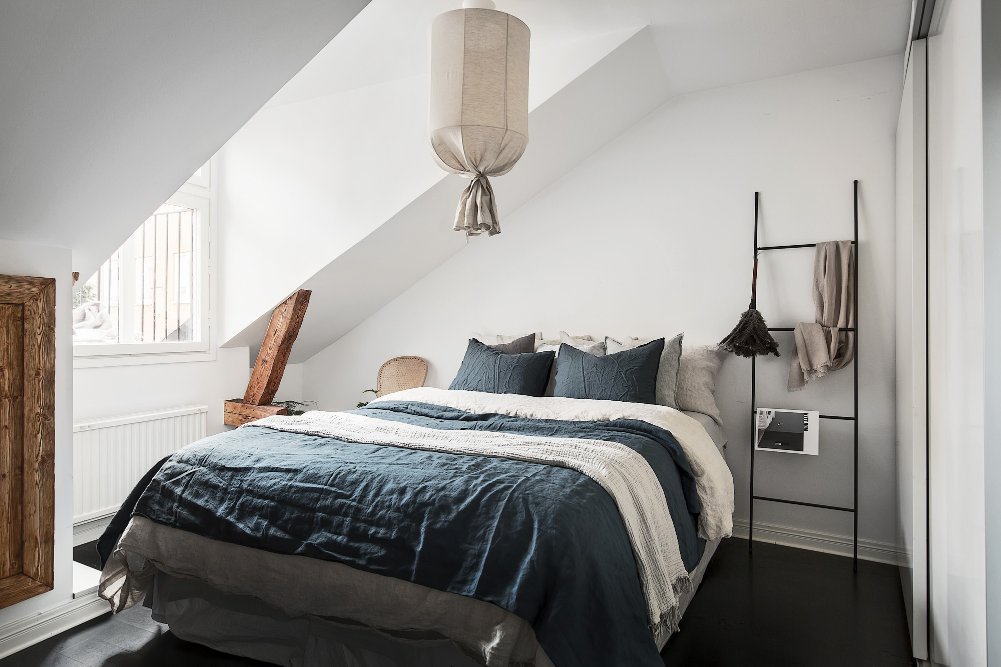 Binnenkijken in een appartement met bakstenen muur alles om van ... Stenen muur woonkamer zwart