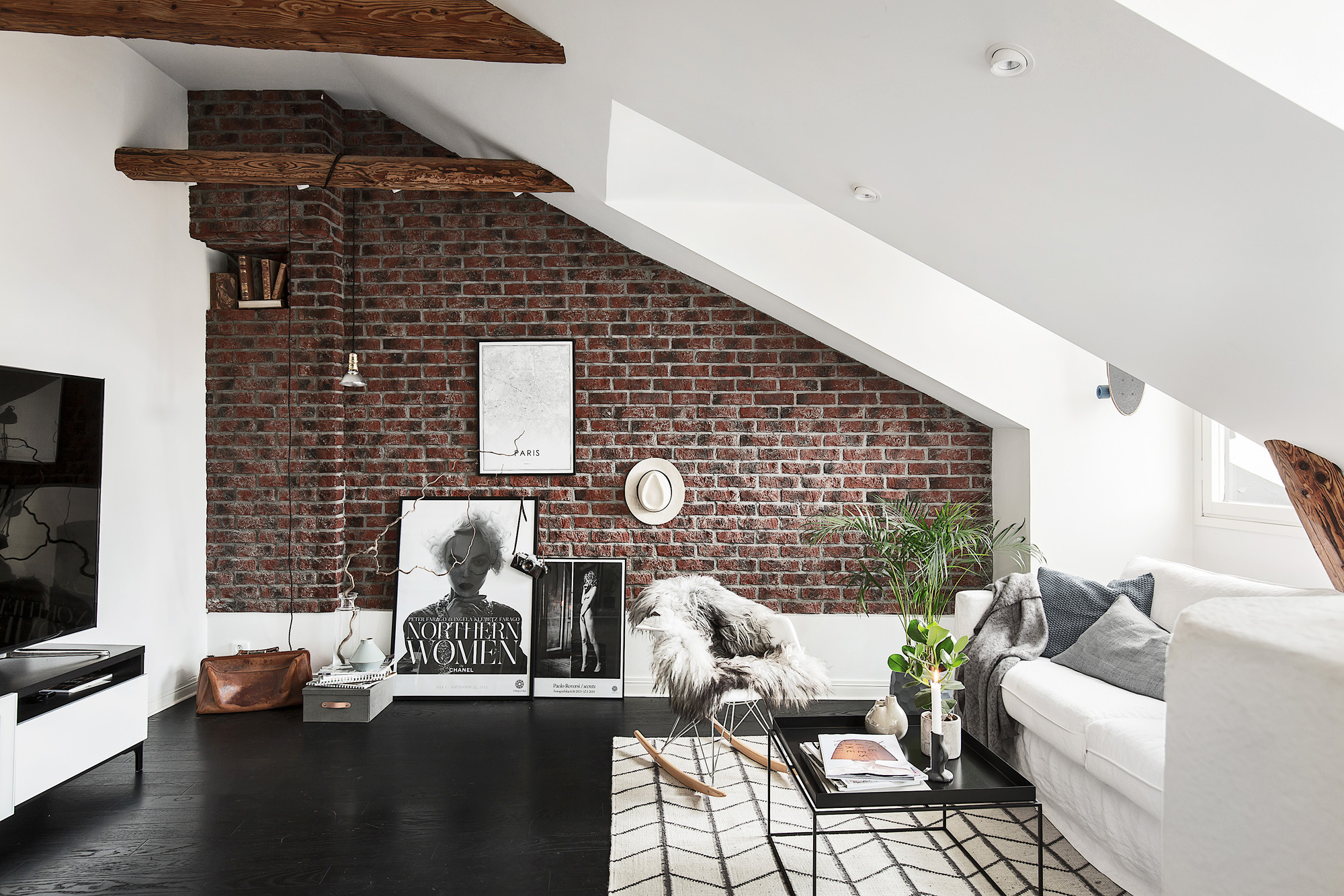 Binnenkijken in een appartement met bakstenen muur alles om van ... Stenen muur woonkamer zwart