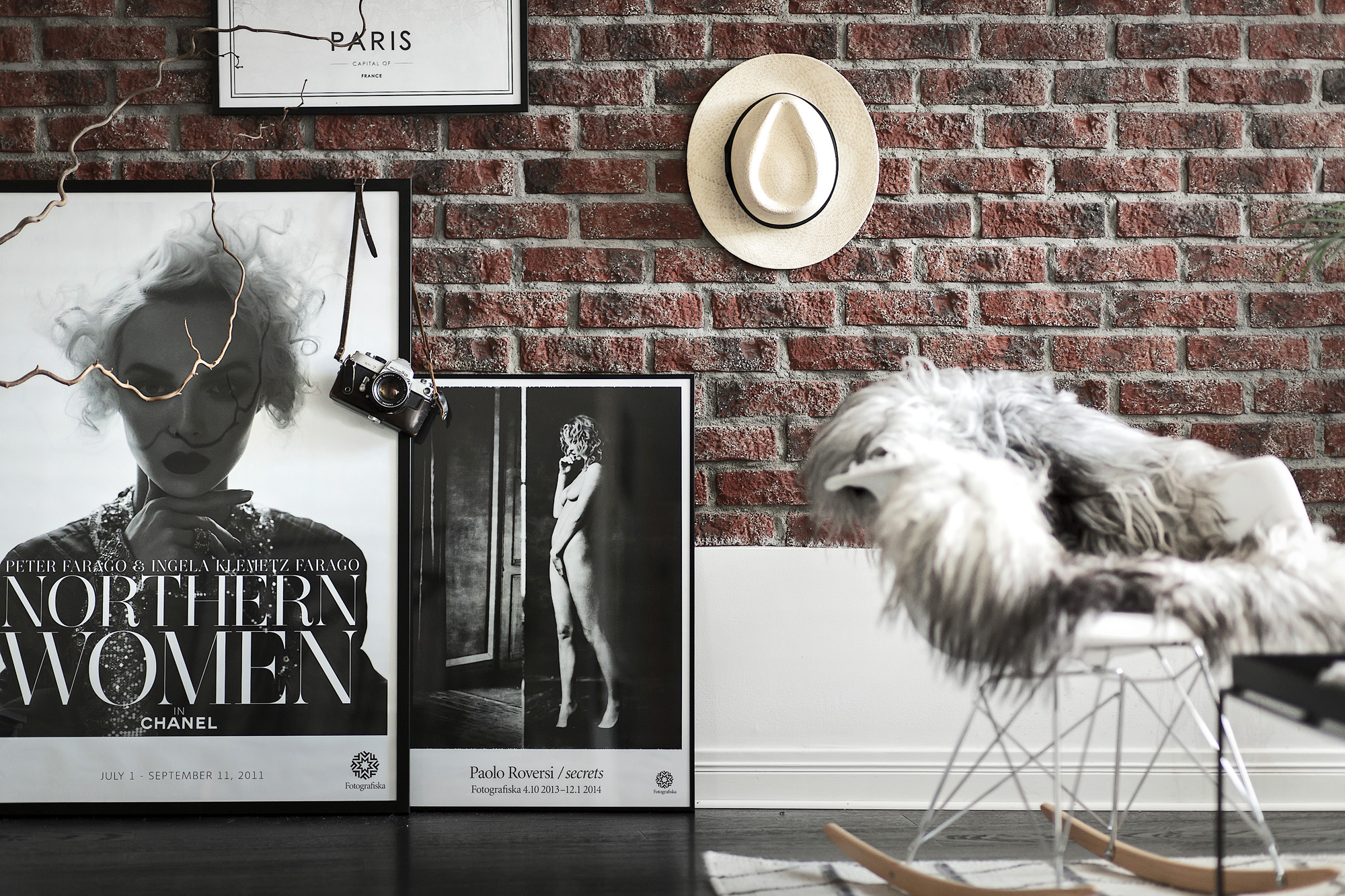Binnenkijken in een appartement met bakstenen muur alles om van ... Stenen muur woonkamer zwart