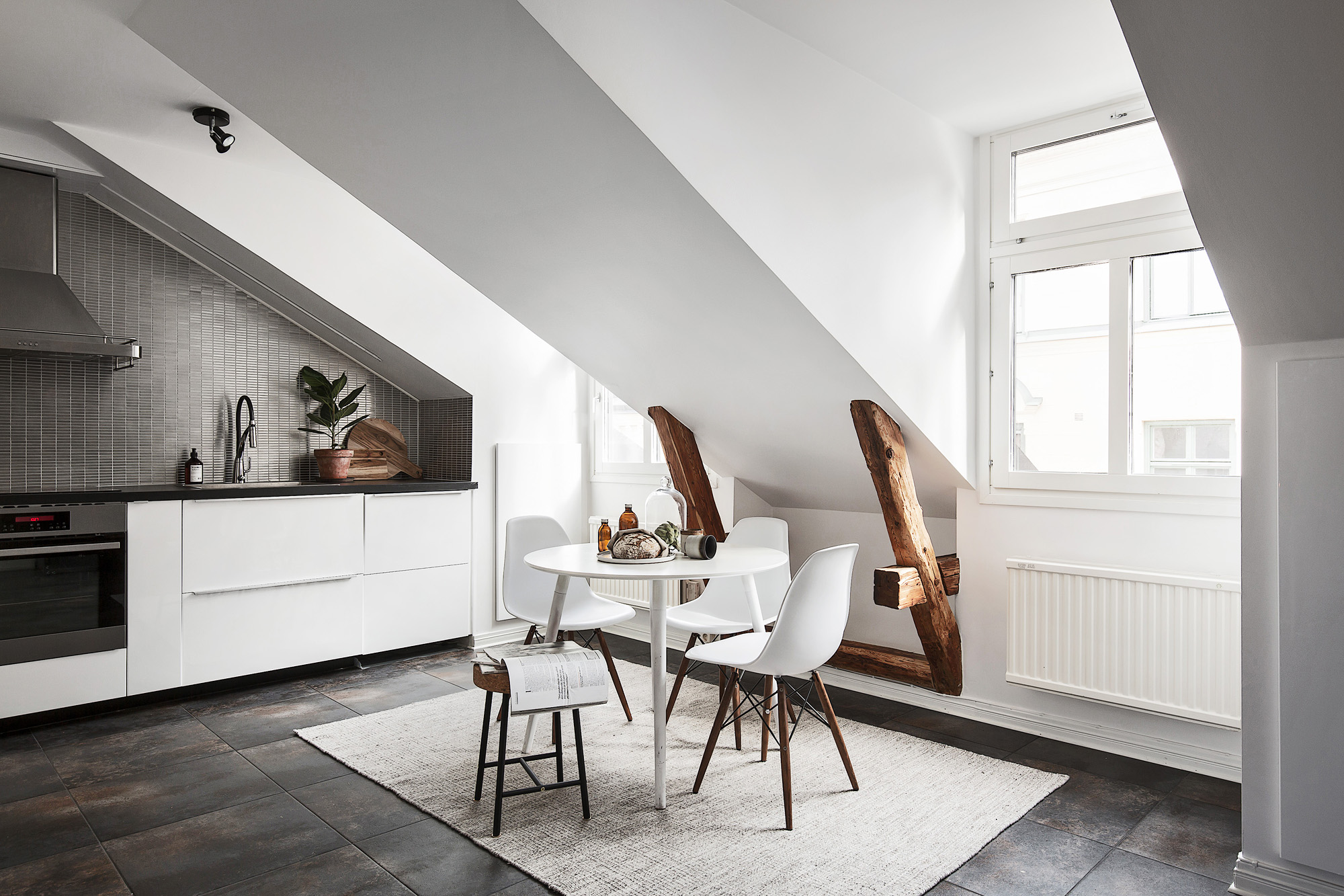 Binnenkijken in een appartement met bakstenen muur alles om van ... Stenen muur woonkamer zwart