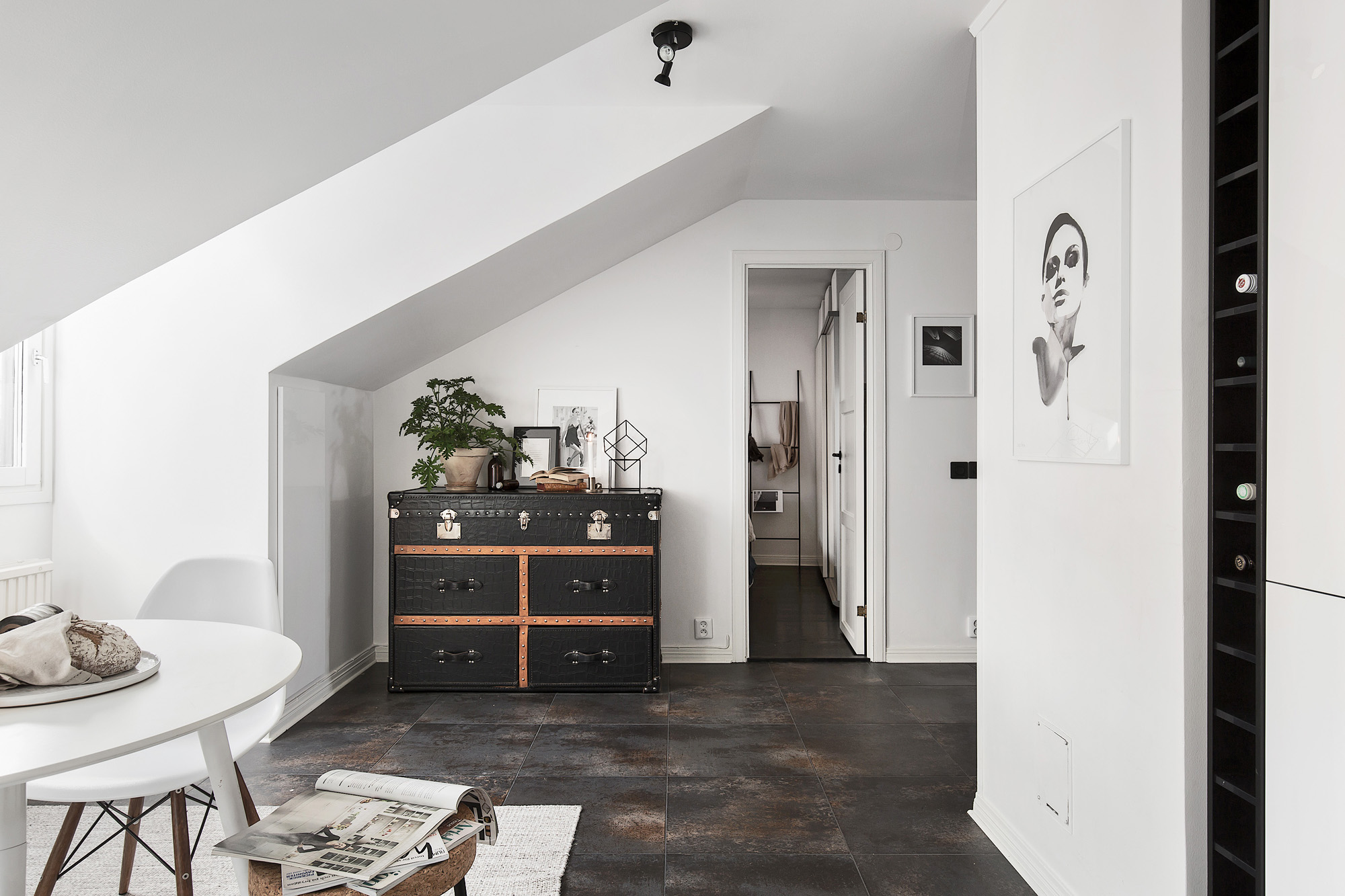 Binnenkijken in een appartement met bakstenen muur alles om van ... Stenen muur woonkamer zwart