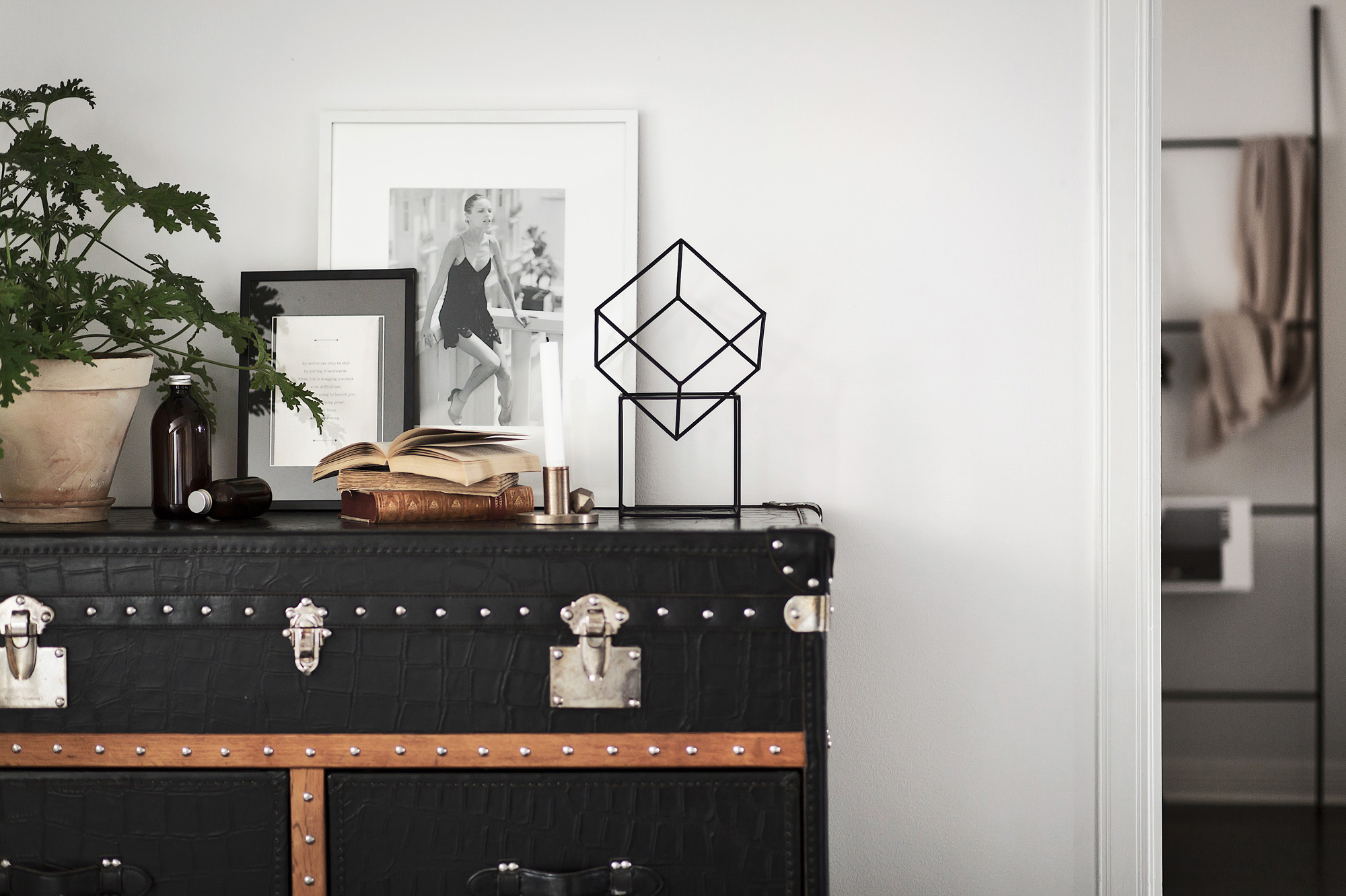 Binnenkijken in een appartement met bakstenen muur alles om van ... Stenen muur woonkamer zwart