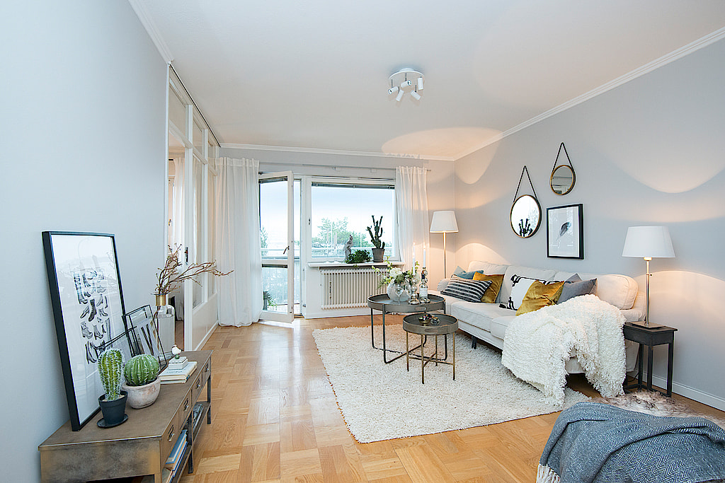 Binnenkijken in een interieur met lichtblauw en goudtinten - Alles ... Binnenkijken in een interieur met lichtblauw en goudtinten - Alles ...