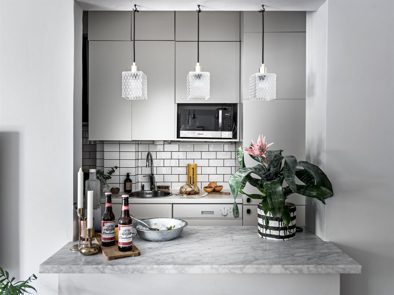 Yay or nay: zwart wit grijze keuken met fleurig behang alles om ...