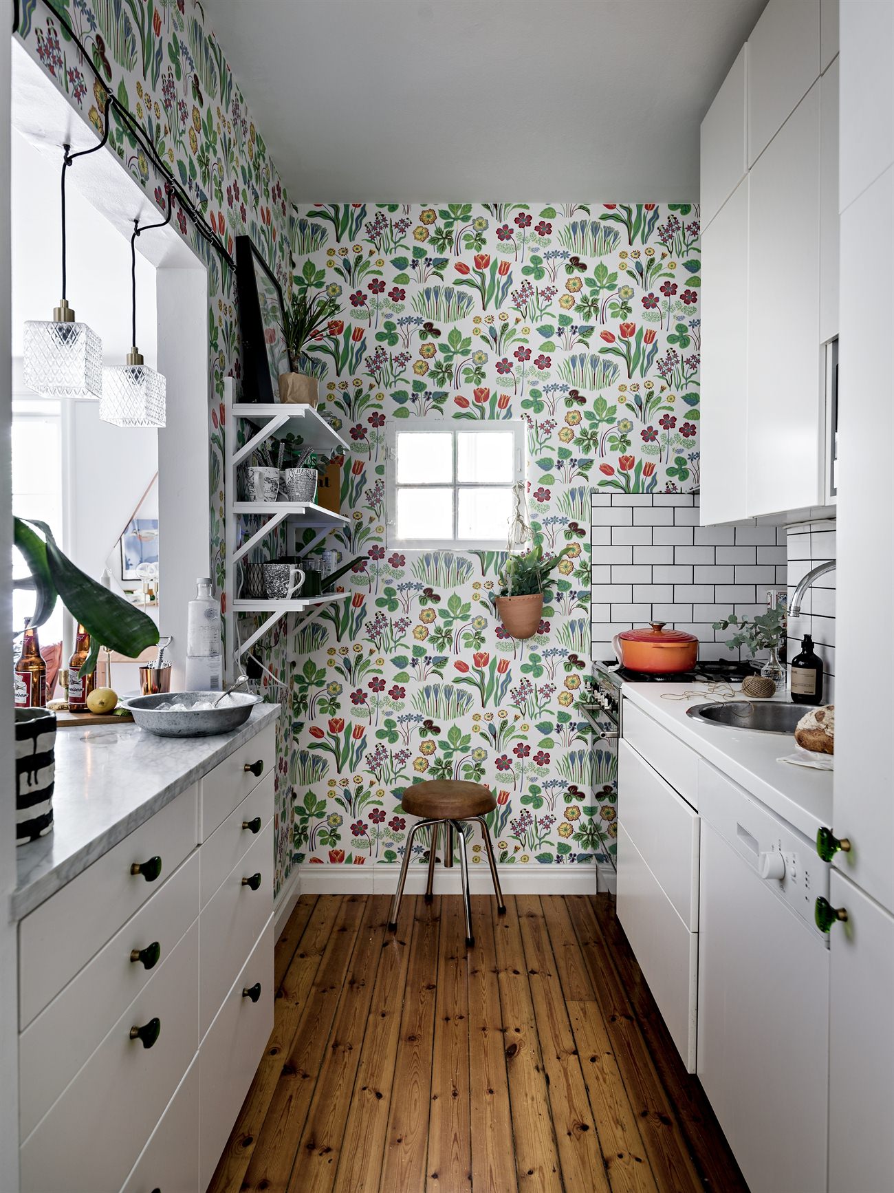 Yay or nay: zwart wit grijze keuken met fleurig behang alles om ...