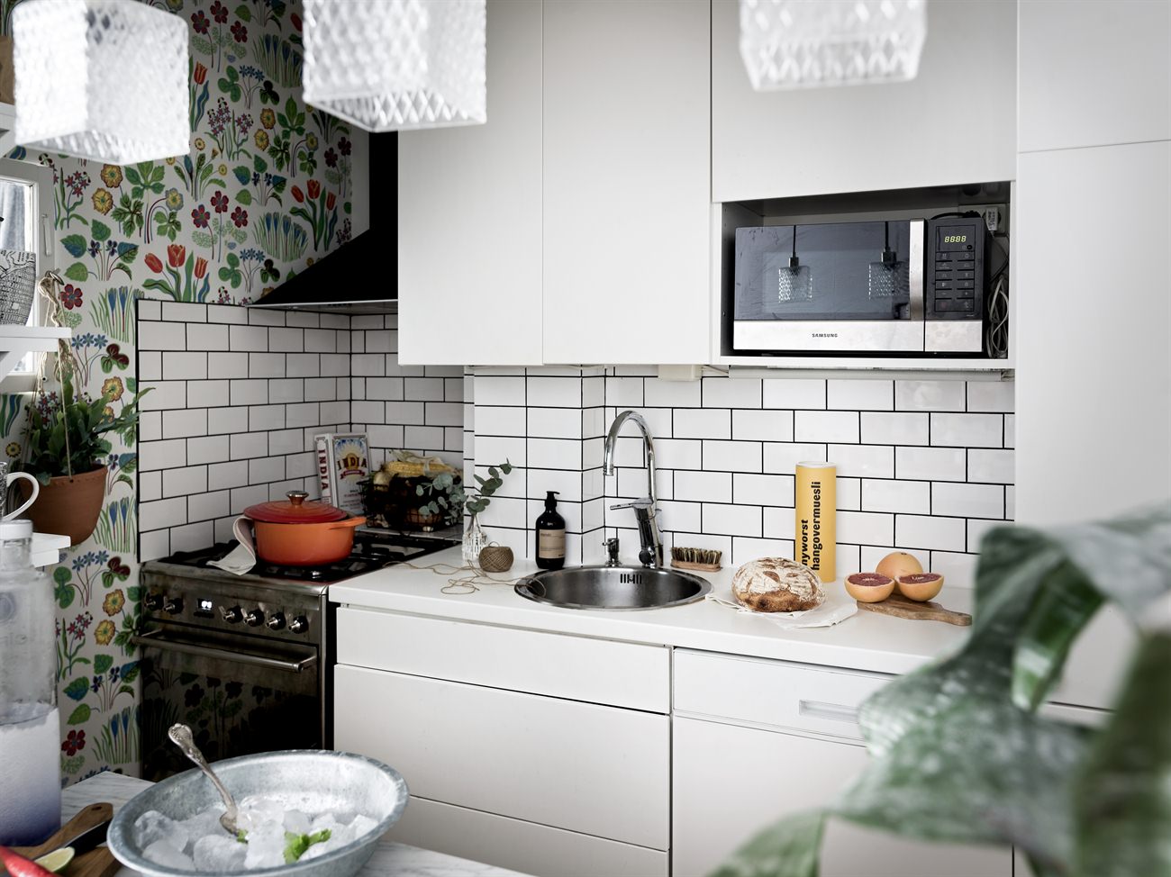 Yay or nay: zwart wit grijze keuken met fleurig behang alles om ...