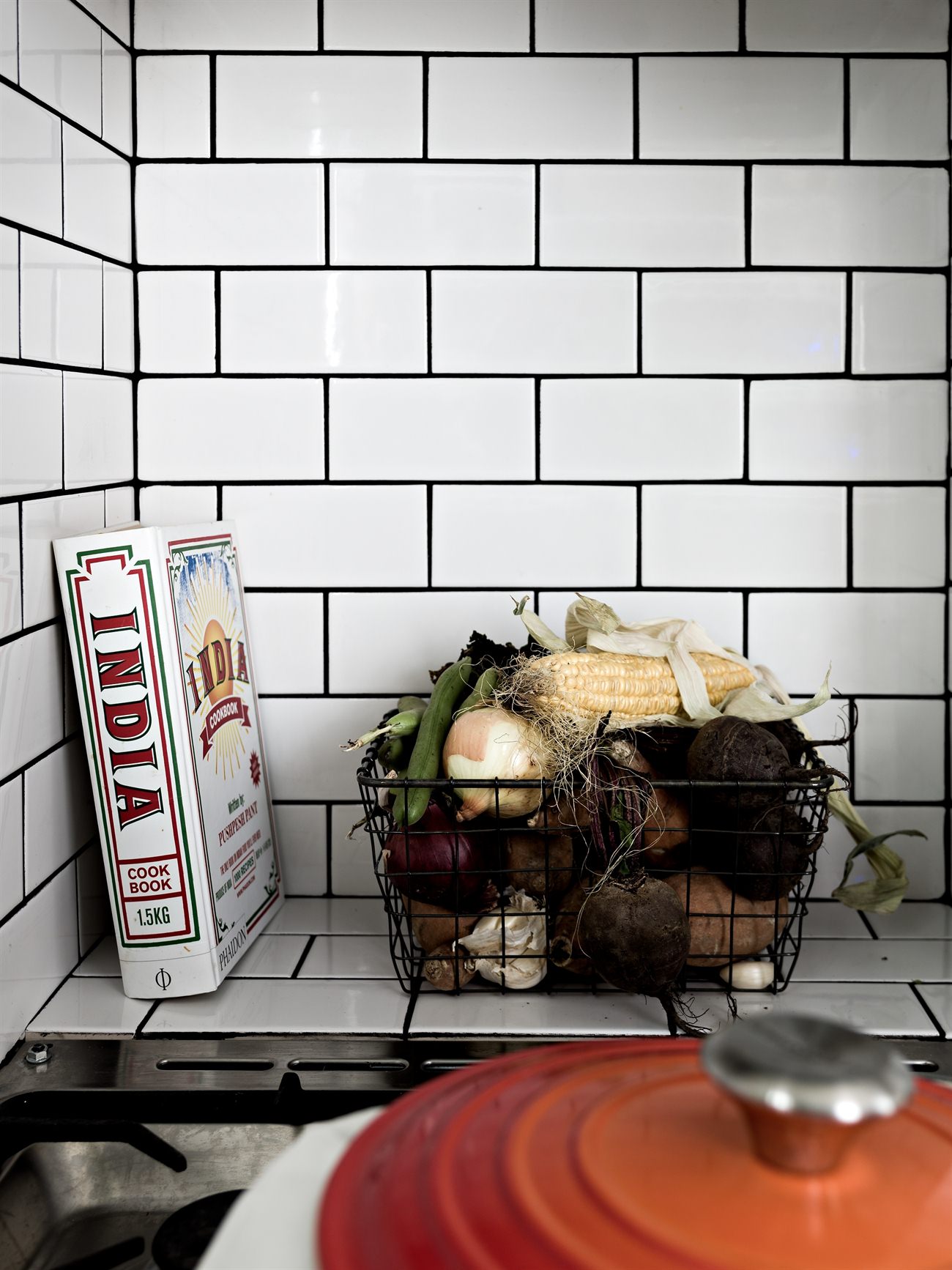 Yay or nay: zwart wit grijze keuken met fleurig behang alles om ...